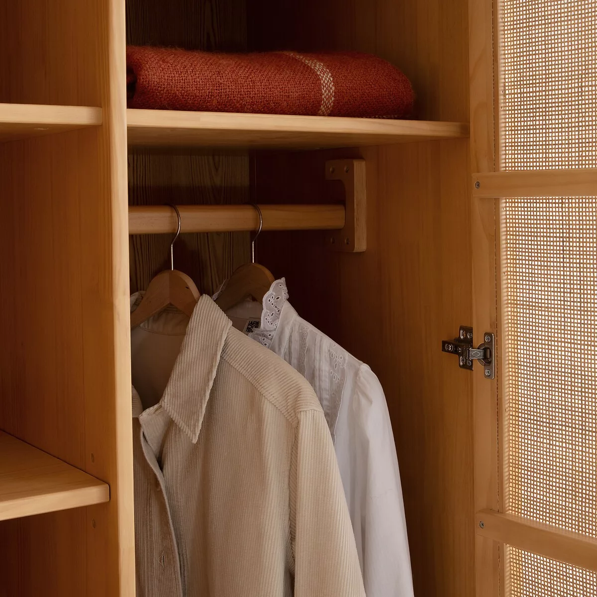 Armoire 2 portes pin massif et cannage, Gabin – Image 7