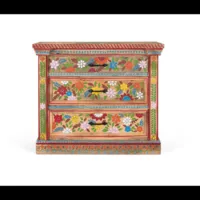 Commode à trois tiroirs en bois de manguier peint à la main