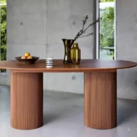 Table à manger oblongue décor bois sculpté 4-6 places. Couleur noyer. 180cm